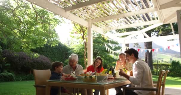 Vue Face Une Famille Caucasienne Plusieurs Générations Assise Extérieur Une — Video