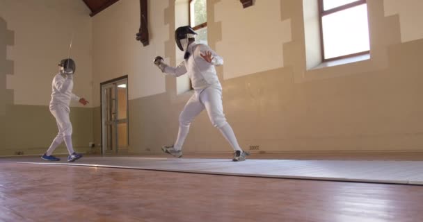 Lage Hoek Zijaanzicht Van Een Blanke Een Gemengde Race Mannelijke — Stockvideo