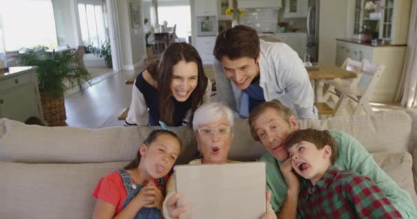 Vista Frontal Seis Miembros Una Familia Caucásica Varias Generaciones Casa — Vídeo de stock