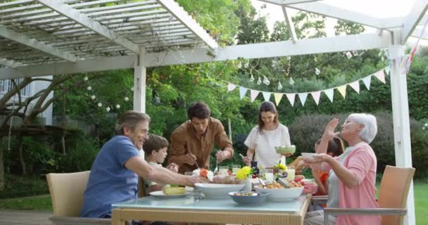 Çok Nesildir Beyaz Bir Ailenin Yemek Masasında Oturup Oturup Konuşarak — Stok video