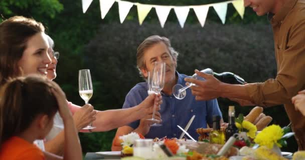 Vista Frontal Una Familia Caucásica Varias Generaciones Sentada Afuera Una — Vídeos de Stock