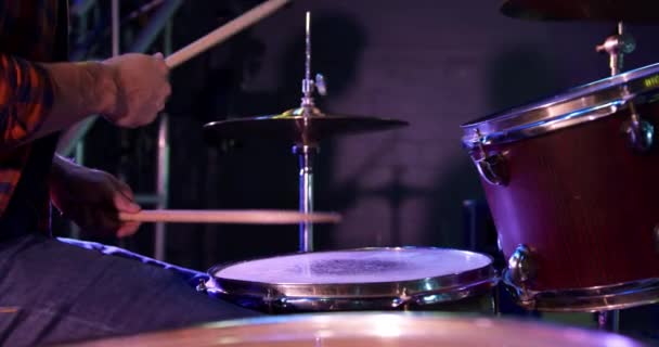 Side View Middendeel Close Van Een Blanke Mannelijke Drummer Repeteren — Stockvideo