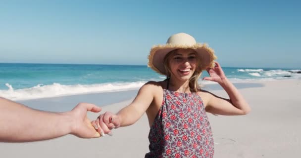 Vista Frontal Uma Mulher Caucasiana Feliz Desfrutando Tempo Livre Praia — Vídeo de Stock