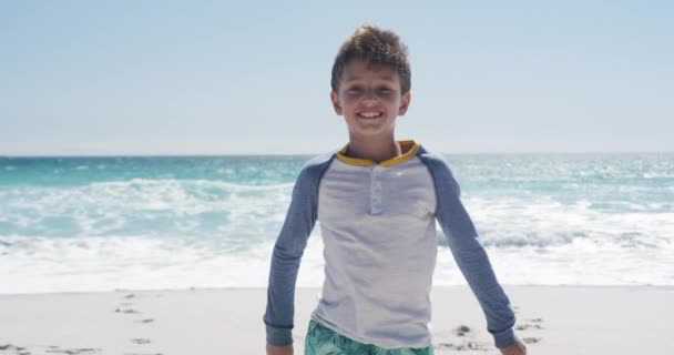 Портрет Щасливого Кавказького Хлопчика Який Насолоджується Вільним Часом Пляжі Стоїть — стокове відео