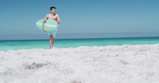 Widok Przodu Szczęśliwego Białego Mężczyzny Korzystającego Wolnego Czasu Plaży Trzymającego — Wideo stockowe