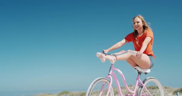 Vista Lateral Una Mujer Caucásica Feliz Disfrutando Tiempo Libre Playa — Vídeo de stock