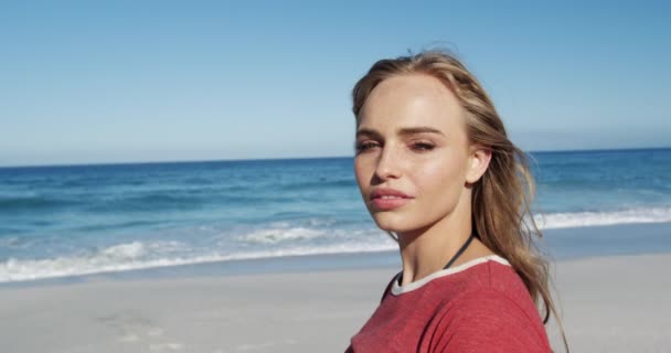 Porträtt Lycklig Vit Kvinna Njuter Fritid Stranden Med Blå Himmel — Stockvideo