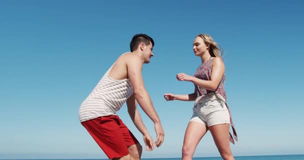 Sahilde Birlikte Boş Vakit Geçirmekten Hoşlanan Mutlu Beyaz Bir Çiftin — Stok video