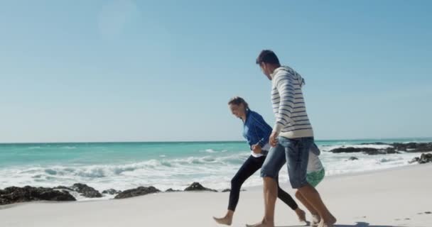 Kafkasyalı Mutlu Bir Çiftin Oğullarının Kumsalda Boş Zamanlarının Keyfini Çıkarırken — Stok video