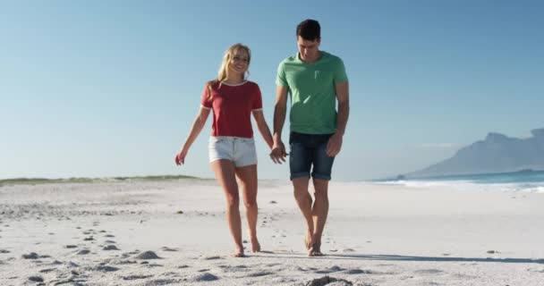 Sahilde Birlikte Vakit Geçirmeyi Seven Mutlu Beyaz Bir Çiftin Görüntüsü — Stok video