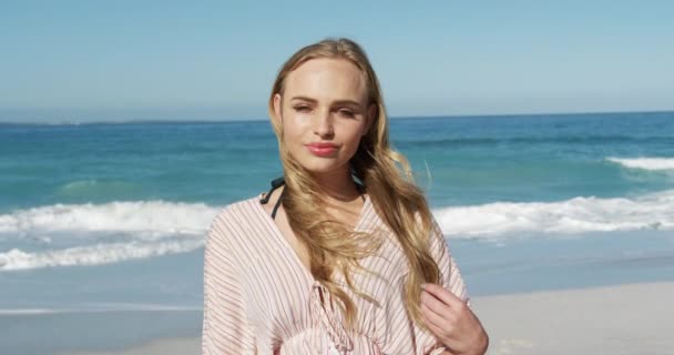 Retrato Una Mujer Caucásica Feliz Disfrutando Tiempo Libre Playa Con — Vídeos de Stock