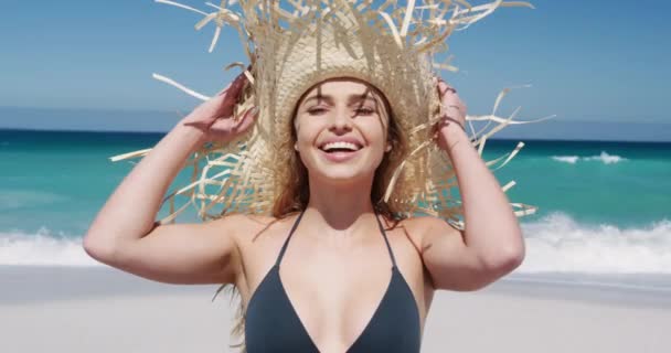 Retrato Una Mujer Caucásica Disfrutando Tiempo Libre Playa Con Sombrero — Vídeo de stock