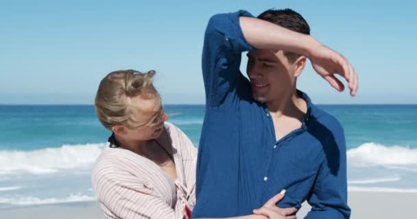 Framifrån Ett Lyckligt Kaukasiskt Par Kärlek Njuter Fritid Stranden Tillsammans — Stockvideo