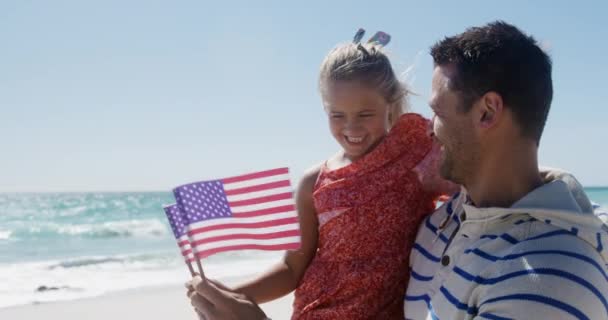 남자와 해변에서 시간을 즐기며 국기를 바다를 배경으로 — 비디오