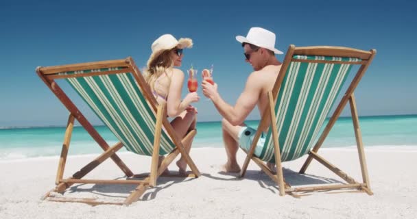 Vista Lateral Feliz Casal Caucasiano Apaixonado Desfrutando Tempo Livre Praia — Vídeo de Stock