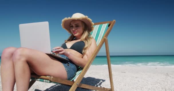 Low Angle Side View Caucasian Woman Enjoying Free Time Beach — Stock Video