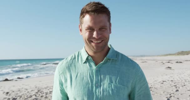 Portret Szczęśliwego Białego Mężczyzny Korzystającego Wolnego Czasu Plaży Stojącego Plaży — Wideo stockowe