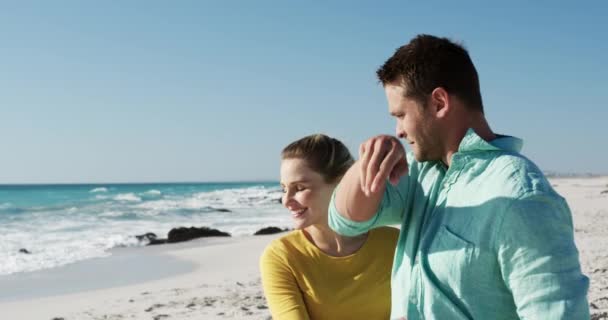 Side View Happy Caucasian Couple Love Enjoying Free Time Beach — Stockvideo