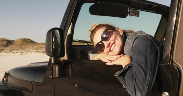 Vista Lateral Una Mujer Caucásica Feliz Disfrutando Tiempo Libre Durante — Vídeo de stock