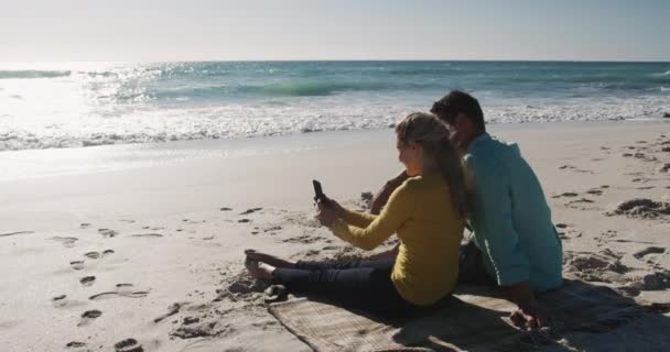 Bakifrån Vit Par Kär Njuter Fritid Stranden Tillsammans Sitter Sand — Stockvideo