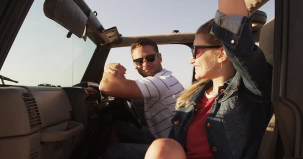 Side View Happy Caucasian Couple Enjoying Free Time Road Trip — Stock Video
