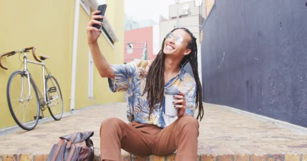 Vooraanzicht Van Een Gemengde Raceman Met Lange Dreadlocks Uit Rond — Stockvideo