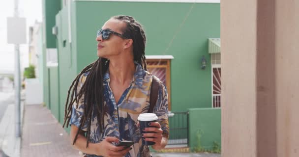 Vista Frontale Vicino Uomo Razza Mista Con Lunghi Dreadlocks Giro — Video Stock