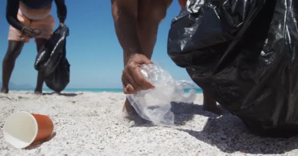 Vista Frontal Perto Casal Afro Americano Sênior Uma Praia Sol — Vídeo de Stock