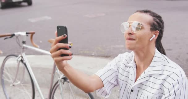 Vista Frontale Vicino Uomo Razza Mista Con Lunghi Dreadlocks Giro — Video Stock