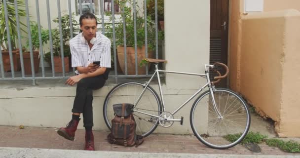 Vista Frontal Hombre Raza Mixta Con Largas Rastas Ciudad Día — Vídeo de stock