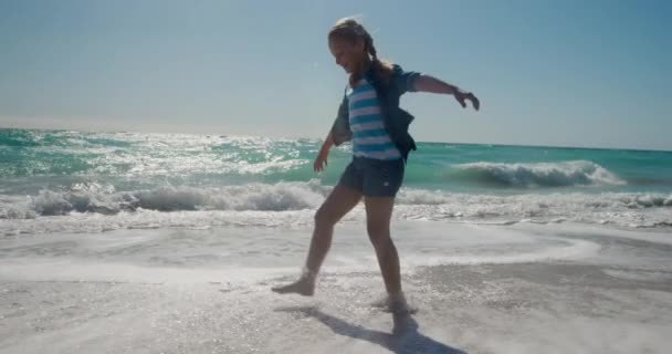 Πλευρική Άποψη Μιας Καυκάσιας Κοπέλας Μια Ηλιόλουστη Παραλία Περπατώντας Ξυπόλητη — Αρχείο Βίντεο
