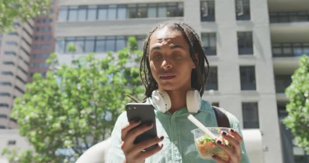 Vooraanzicht Van Een Gemengde Raceman Met Lange Dreadlocks Uit Rond — Stockvideo