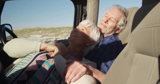 Vista Lateral Cerca Una Pareja Ancianos Caucásicos Sentados Coche Durante — Vídeo de stock