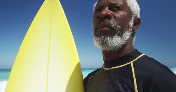 Låg Vinkel Front Visa Närbild Senior Afroamerikansk Man Strand Solen — Stockvideo