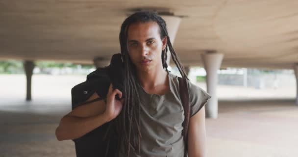 Portré Egy Kevert Fajú Emberről Hosszú Rasztával Városban Egy Napsütéses — Stock videók