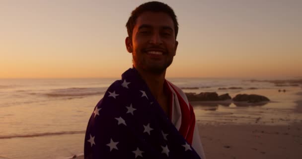 Porträtt Ung Blandras Man Njuter Fritid Insvept Amerikansk Flagga Strand — Stockvideo