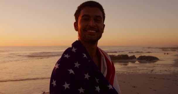 Retrato Joven Mestizo Disfrutando Tiempo Libre Envuelto Una Bandera Americana — Vídeos de Stock