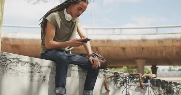 Vue Latérale Homme Race Mixte Avec Longs Dreadlocks Dehors Autour — Video