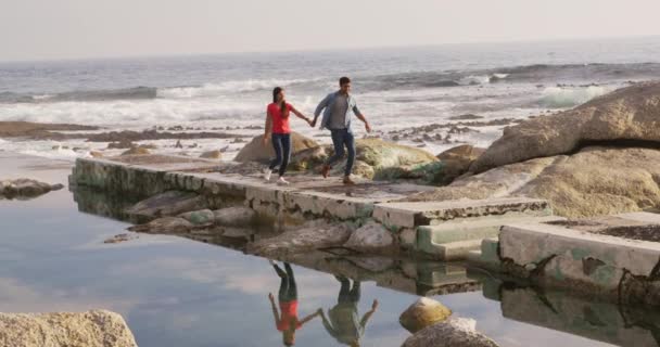 Vista Frontal Una Pareja Razas Mixtas Disfrutando Tiempo Libre Naturaleza — Vídeos de Stock