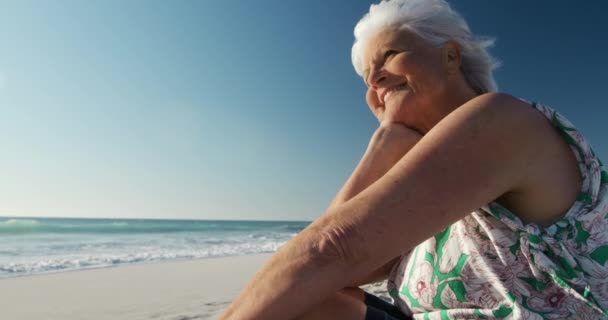 Baixo Ângulo Vista Lateral Perto Uma Mulher Caucasiana Sênior Praia — Vídeo de Stock