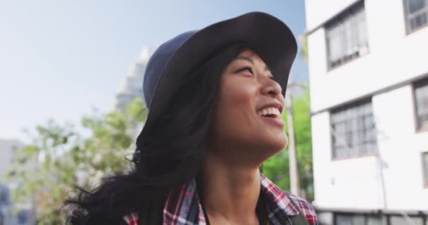 Uzun Siyah Saçlı Gündüzleri Şehir Sokaklarında Gezen Şapkalı Gömlekli Arka — Stok video