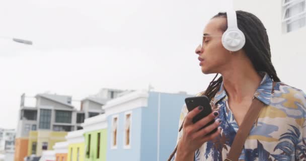 Front View Närbild Blandad Ras Man Med Långa Dreadlocks Och — Stockvideo