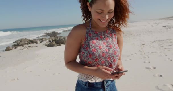 Vista Frontal Close Jovem Mulher Raça Mista Desfrutando Tempo Livre — Vídeo de Stock