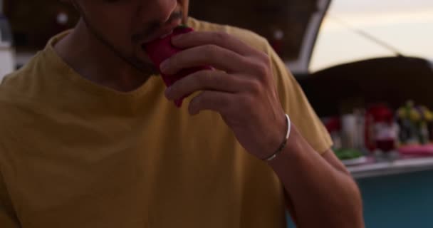 Vista Frontal Close Homem Raça Mista Comendo Envoltório Vegetal Fresco — Vídeo de Stock