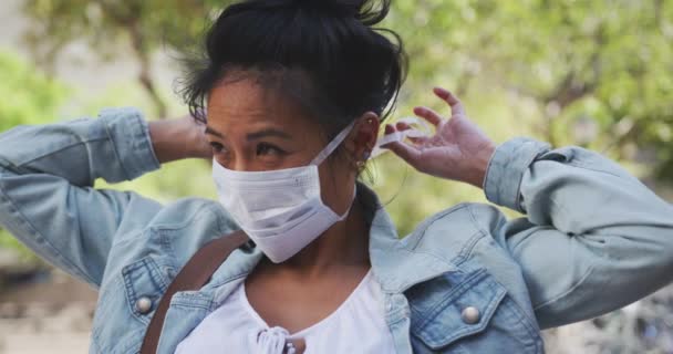Gün Boyunca Şehir Sokaklarında Siyah Saçlı Hava Kirliliği Koronavirüse Karşı — Stok video
