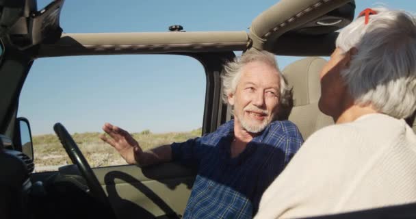 Vista Lateral Una Pareja Ancianos Caucásicos Sentados Coche Durante Viaje — Vídeos de Stock