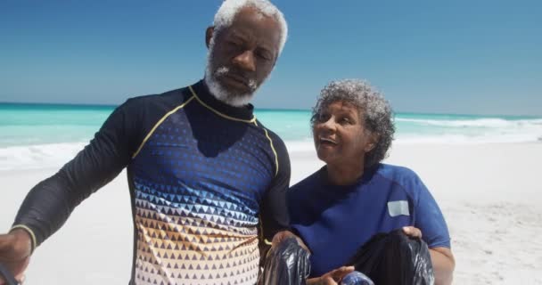 Vista Frontal Una Pareja Afroamericana Mayor Una Playa Sol Sosteniendo — Vídeos de Stock