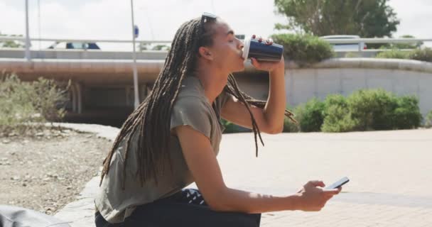 Vista Laterale Uomo Razza Mista Con Lunghi Dreadlocks Giro Città — Video Stock