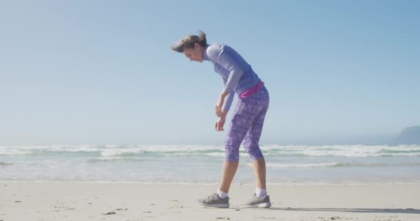 Vista Lateral Una Mujer Caucásica Disfrutando Tiempo Libre Una Playa — Vídeo de stock