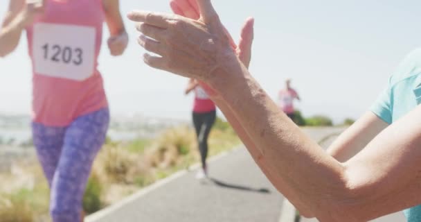 Веселі Перегони Сонячному Сяйві Вигляд Збоку Близько Старшої Кавказької Жінки — стокове відео